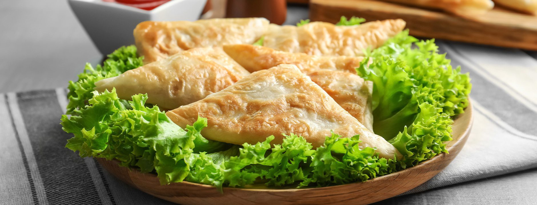 سمبوسة الجبن المقرمشة المحشوة بجبنة المنفوش الكريمية، مقلية حتى الاحمرار ومثالية لتقديمها كمقبلات رمضانية.