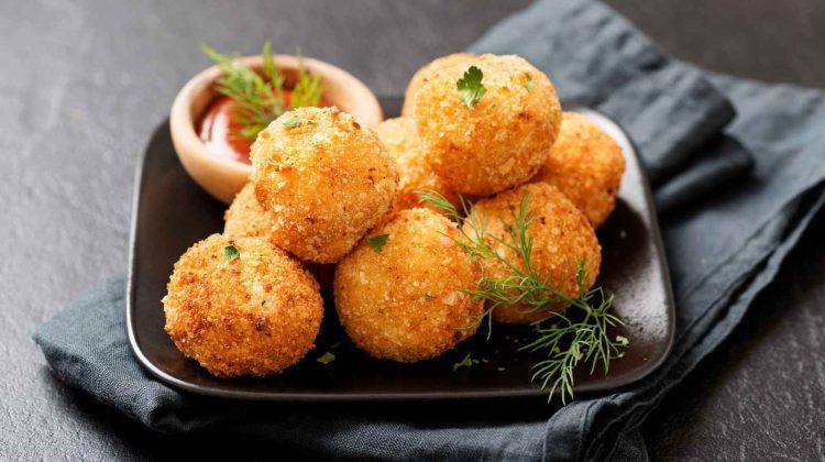 كرات البطاطس المقرمشة بحشوة جبنة عوافي الكريمية من المنفوش